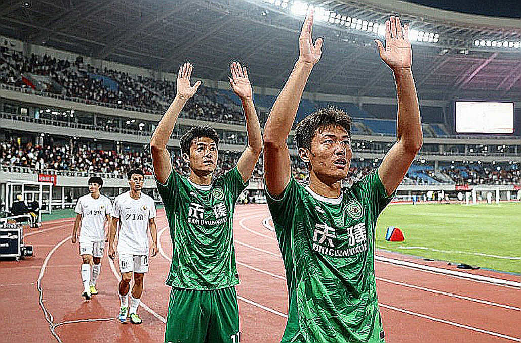 Tiếng La Ó Và Tiếng Vỗ Tay Ở AKRON: Khi Chivas Bắt Đầu Chia Đôi Chính Mình Tiếng La Ó Và Tiếng Vỗ Tay Ở AKRON: Khi Chivas Bắt Đầu Chia Đôi Chính Mình